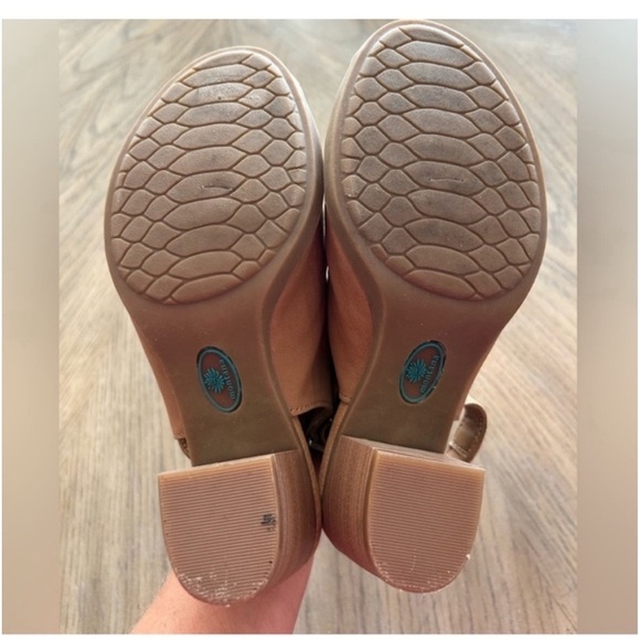 Montana tan Velcro strap block heel size 6M - Picture 4 of 7